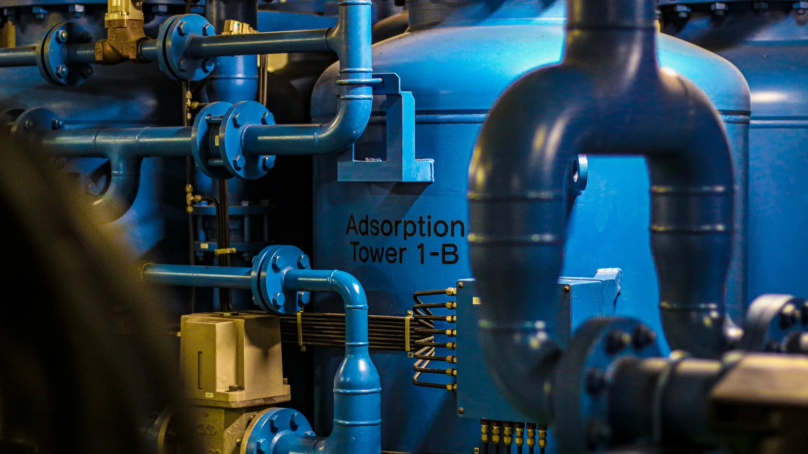 Cheminées d'évacuation des émissions COV sur une installation industrielle